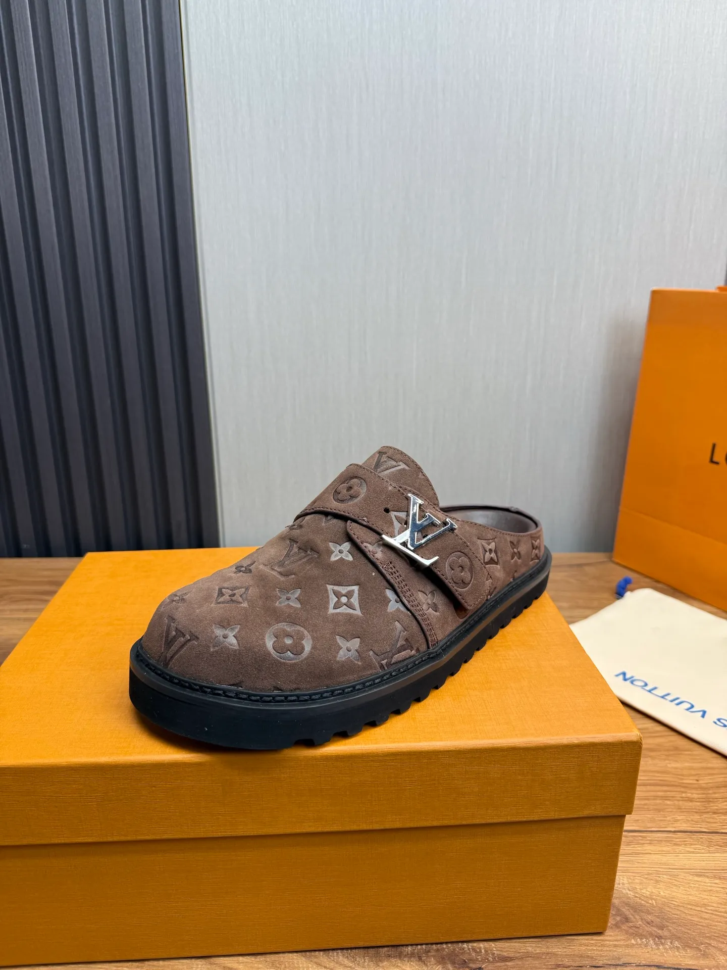 Men's men's shoes 460💰 Lv. Popular couple slippers hot sale🩷💚 🩴Official website one to one production 35-45 sizes 45 46 🉑️Customized!